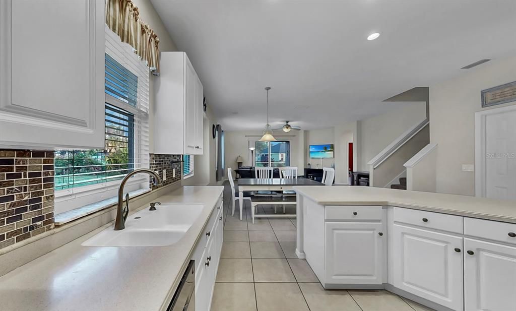 Под контрактом: $542,000 (4 спален, 3 ванн, 2682 Квадратных фут)