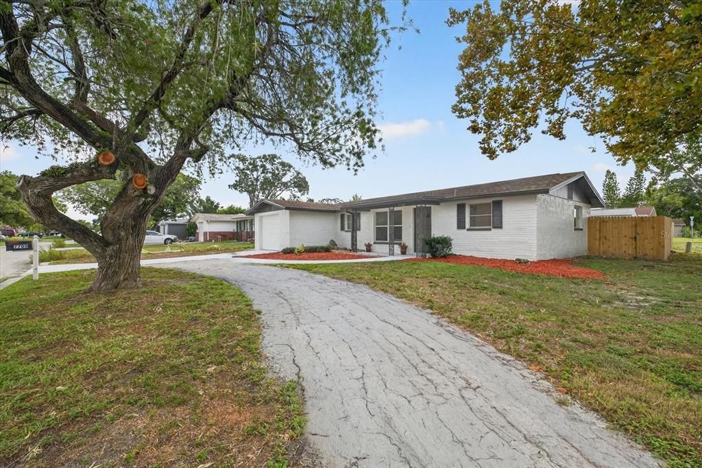 Active With Contract: $230,000 (2 beds, 2 baths, 1306 Square Feet)