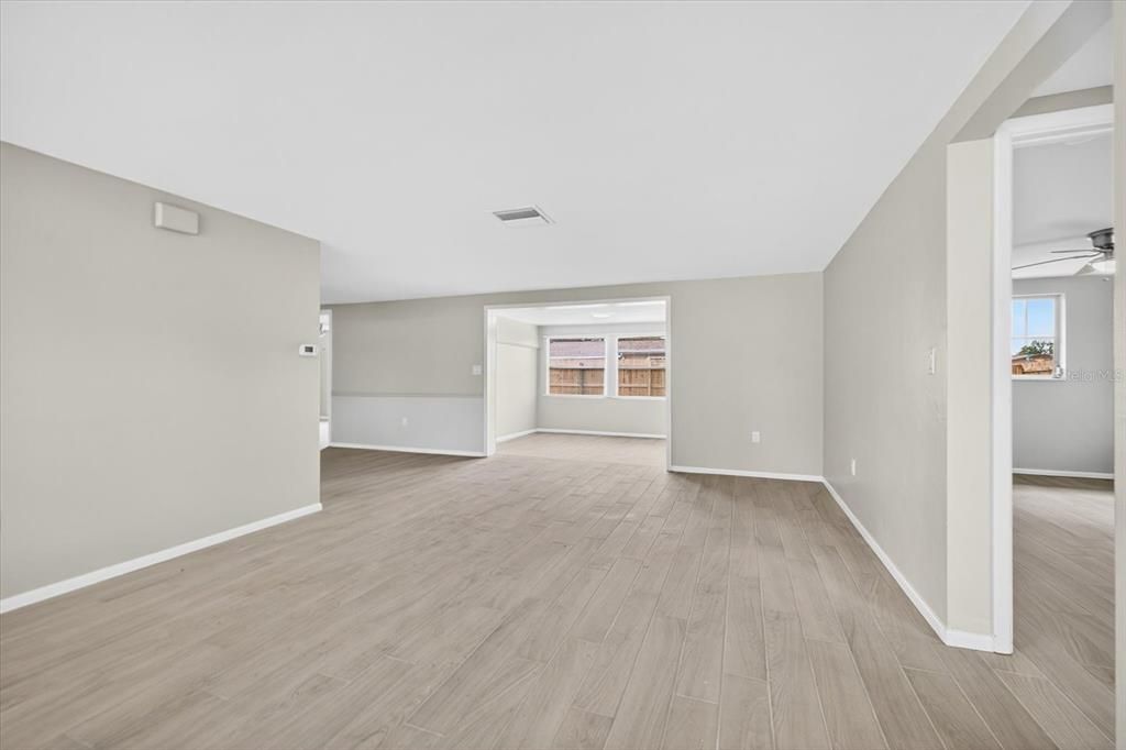 Active With Contract: $230,000 (2 beds, 2 baths, 1306 Square Feet)