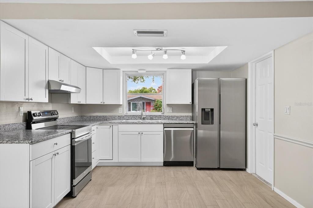 Active With Contract: $230,000 (2 beds, 2 baths, 1306 Square Feet)