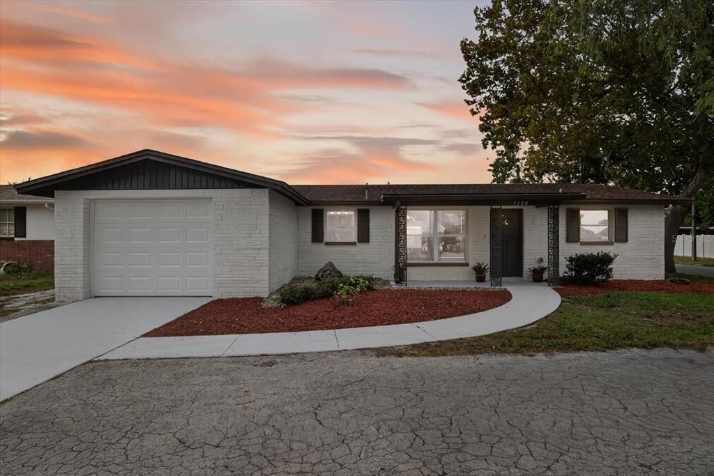 Active With Contract: $230,000 (2 beds, 2 baths, 1306 Square Feet)