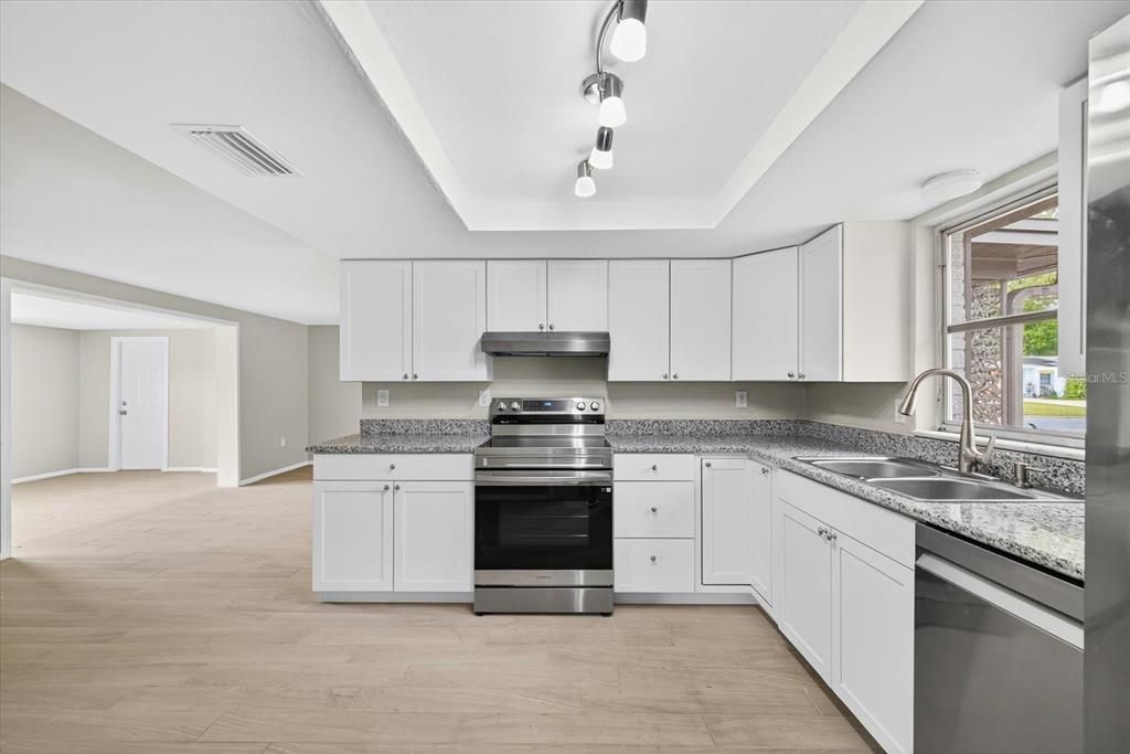 Active With Contract: $230,000 (2 beds, 2 baths, 1306 Square Feet)