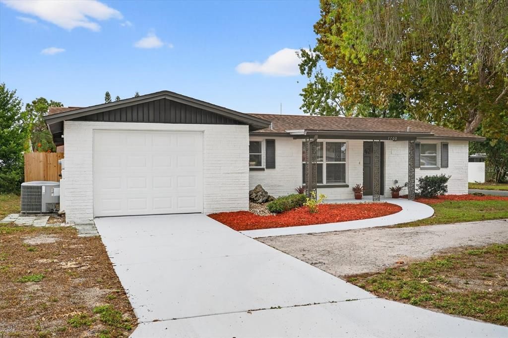 Active With Contract: $230,000 (2 beds, 2 baths, 1306 Square Feet)