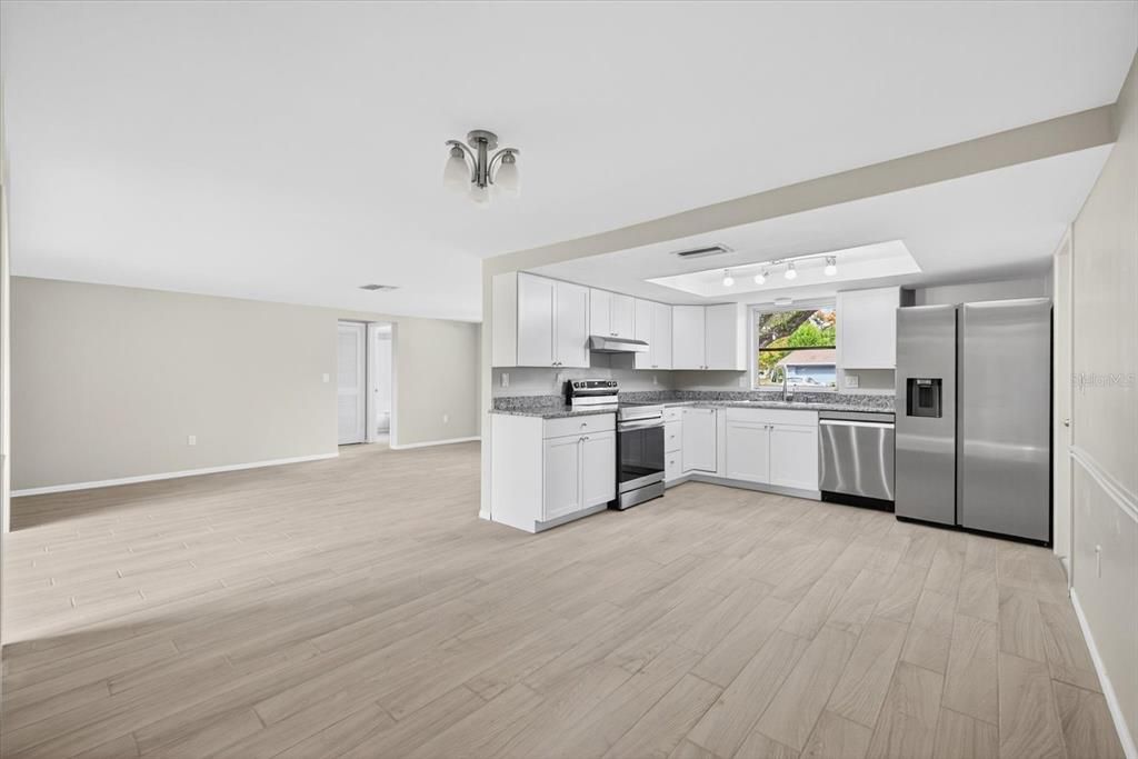 Active With Contract: $230,000 (2 beds, 2 baths, 1306 Square Feet)