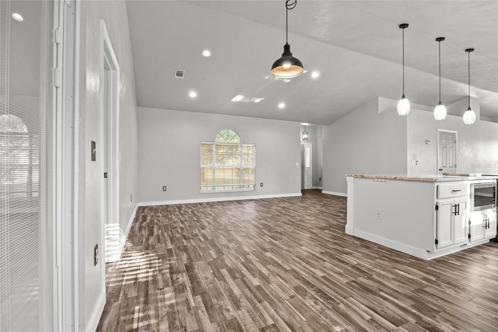 待售: $345,000 (4 贝兹, 2 浴室, 1815 平方英尺)