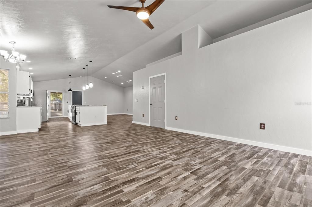 待售: $345,000 (4 贝兹, 2 浴室, 1815 平方英尺)