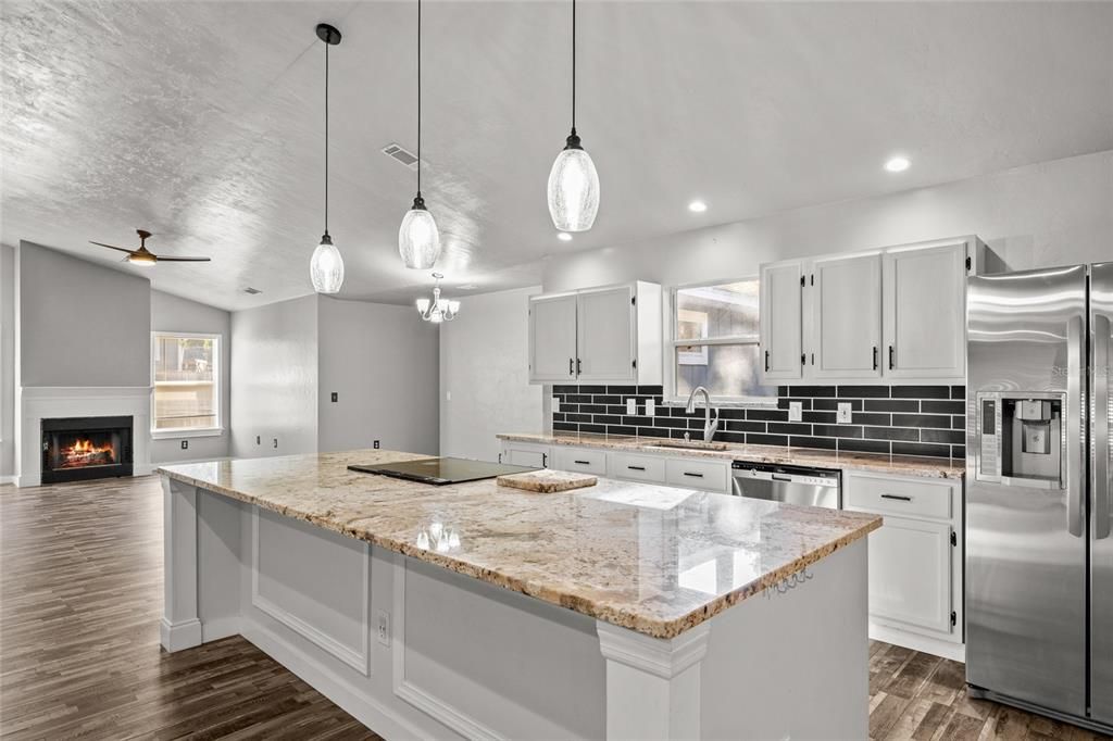 待售: $345,000 (4 贝兹, 2 浴室, 1815 平方英尺)