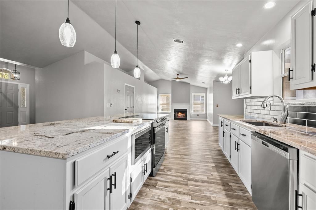 待售: $345,000 (4 贝兹, 2 浴室, 1815 平方英尺)