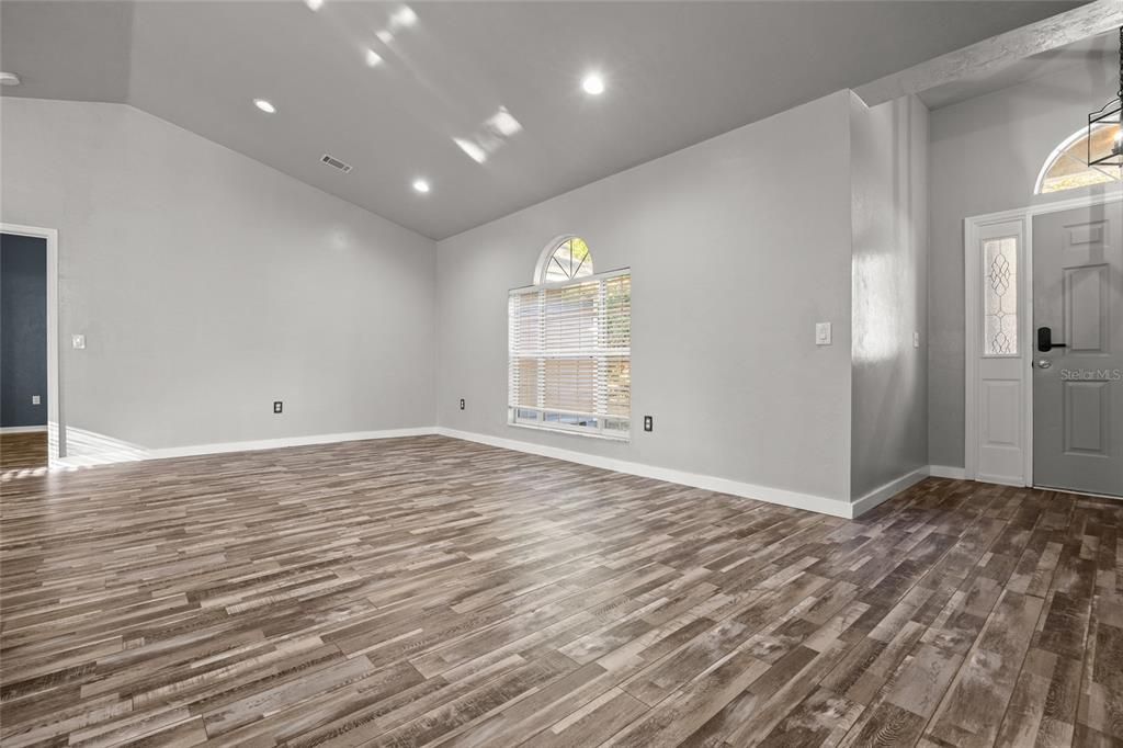 待售: $345,000 (4 贝兹, 2 浴室, 1815 平方英尺)