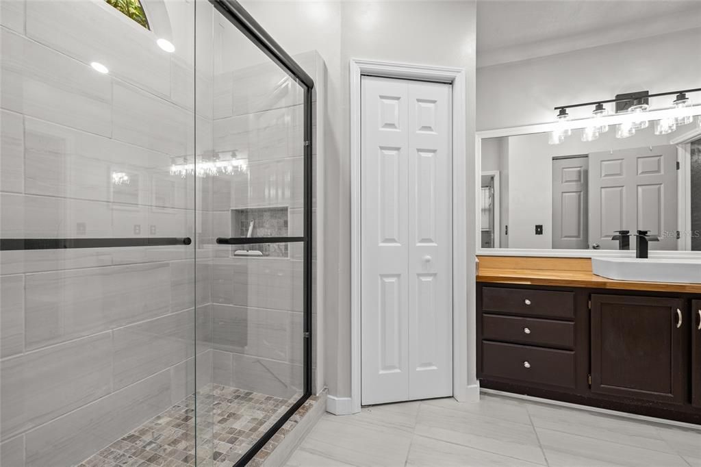 待售: $345,000 (4 贝兹, 2 浴室, 1815 平方英尺)