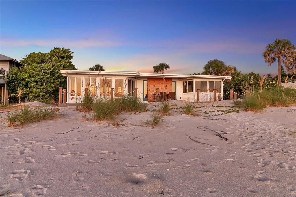 For Sale: $4,499,000 (3 beds, 2 baths, 1173 Square Feet)