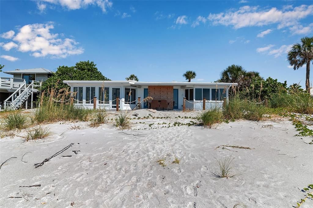 For Sale: $4,499,000 (3 beds, 2 baths, 1173 Square Feet)