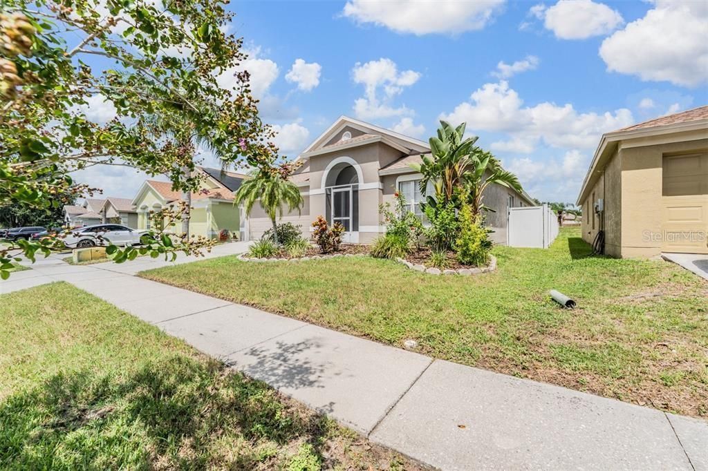 En Renta: $2,499 (4 camas, 2 baños, 1956 Pies cuadrados)