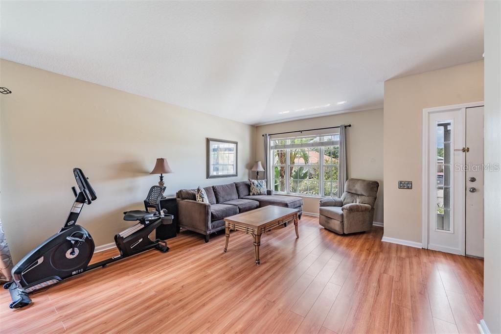 En Renta: $2,499 (4 camas, 2 baños, 1956 Pies cuadrados)