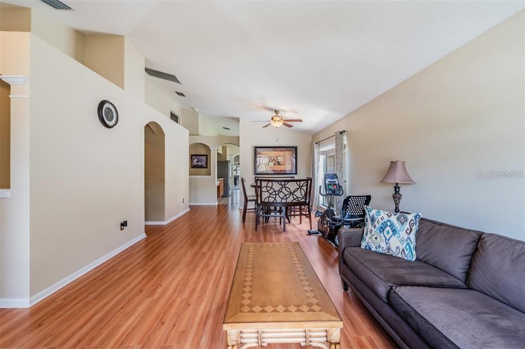 En Renta: $2,499 (4 camas, 2 baños, 1956 Pies cuadrados)