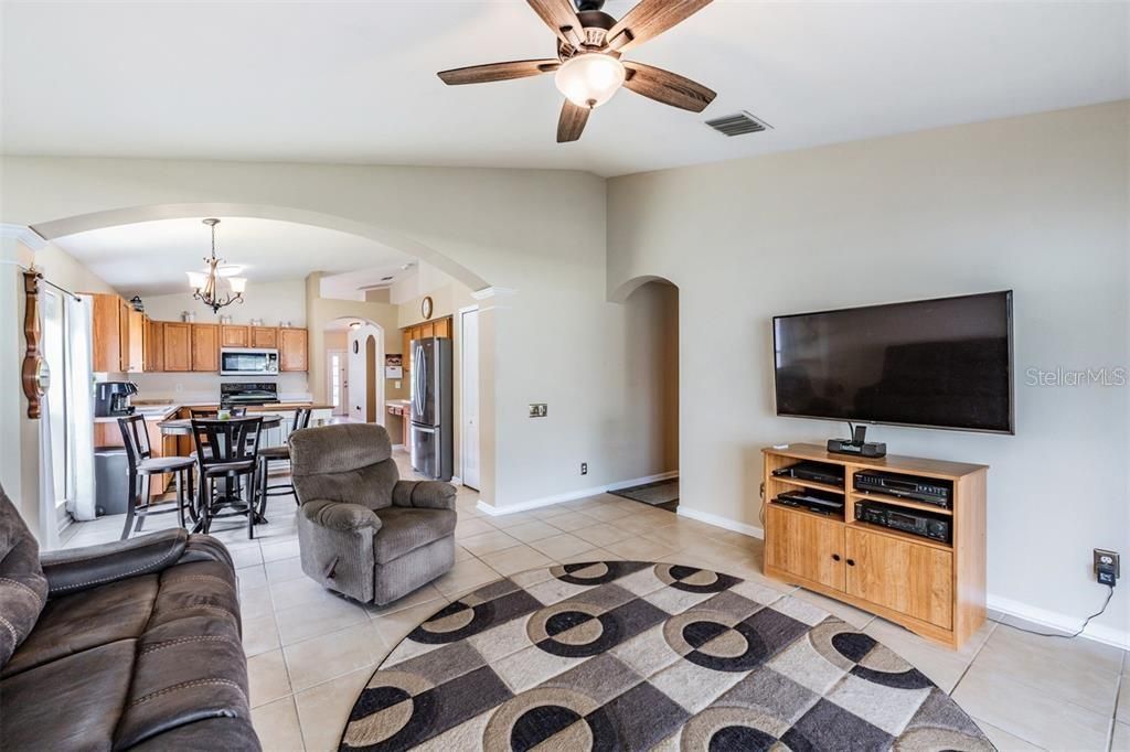 En Renta: $2,499 (4 camas, 2 baños, 1956 Pies cuadrados)