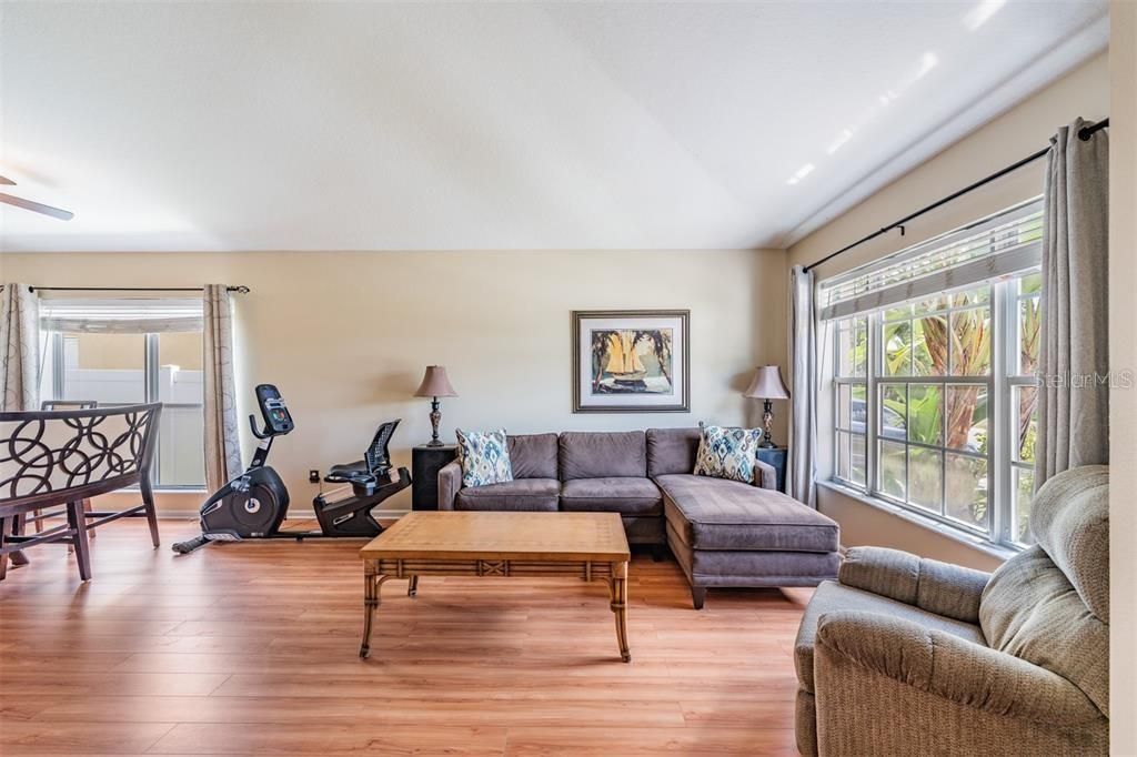 En Renta: $2,499 (4 camas, 2 baños, 1956 Pies cuadrados)