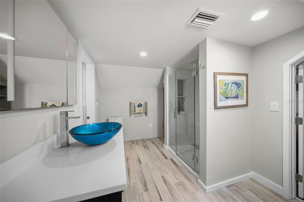 Active With Contract: $1,399,000 (5 beds, 5 baths, 3887 Square Feet)