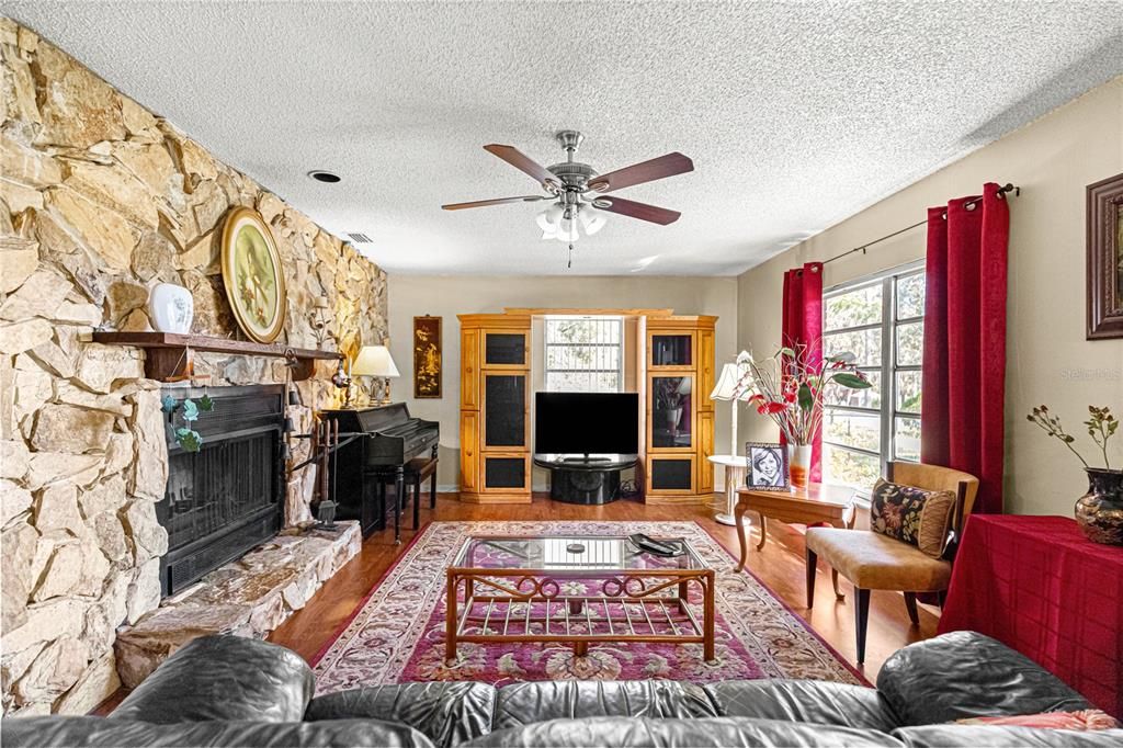 待售: $183,900 (2 贝兹, 1 浴室, 1015 平方英尺)