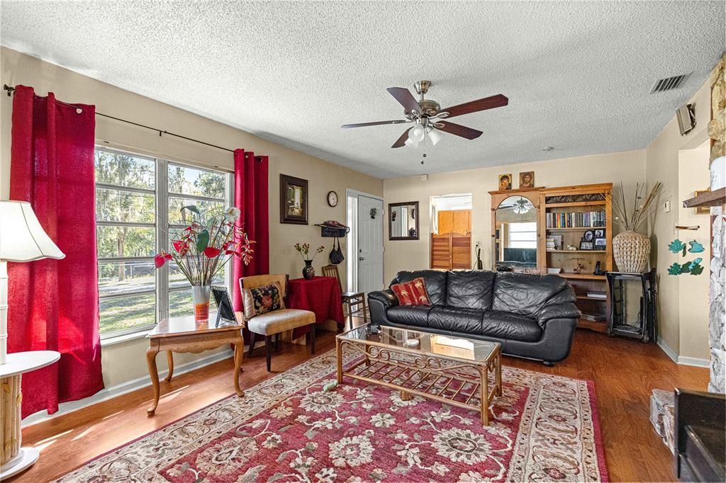 待售: $183,900 (2 贝兹, 1 浴室, 1015 平方英尺)