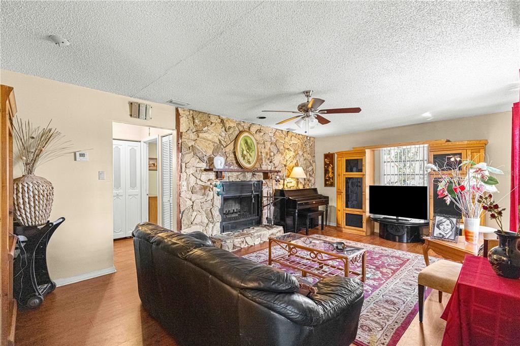 待售: $183,900 (2 贝兹, 1 浴室, 1015 平方英尺)