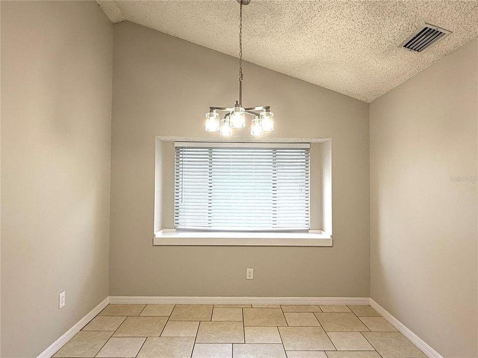 Под контрактом: $2,198 (3 спален, 2 ванн, 1481 Квадратных фут)