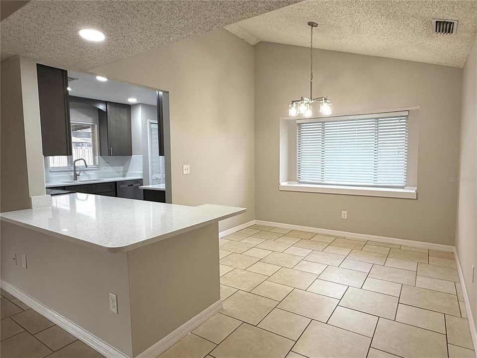 Под контрактом: $2,198 (3 спален, 2 ванн, 1481 Квадратных фут)