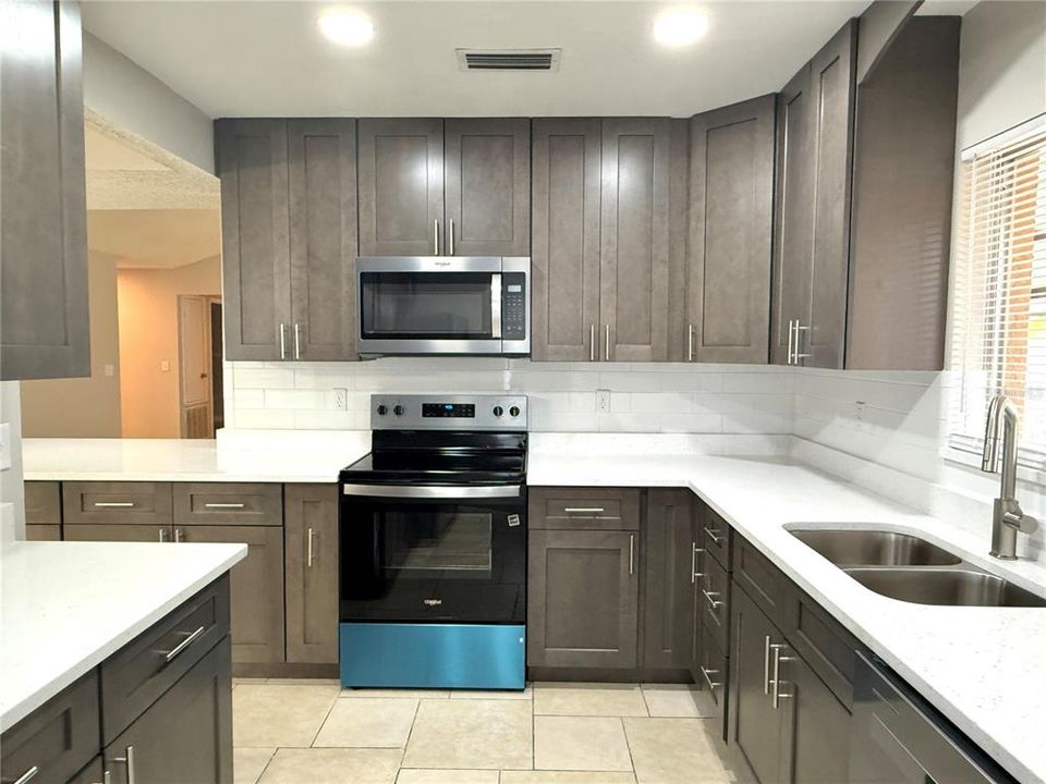 Под контрактом: $2,198 (3 спален, 2 ванн, 1481 Квадратных фут)