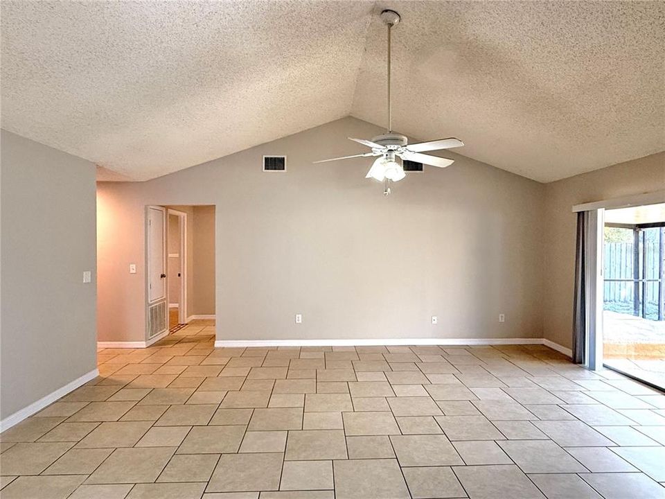 Под контрактом: $2,198 (3 спален, 2 ванн, 1481 Квадратных фут)