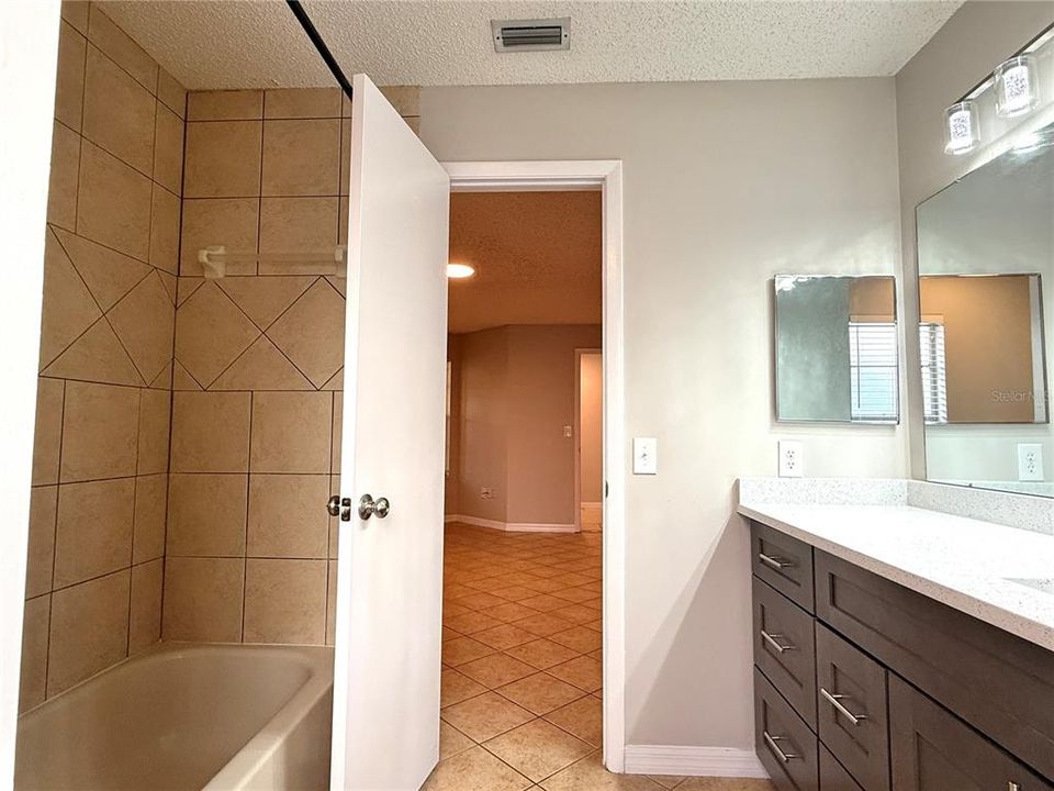 Под контрактом: $2,198 (3 спален, 2 ванн, 1481 Квадратных фут)