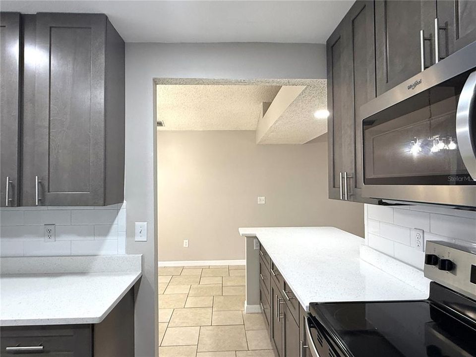 Под контрактом: $2,198 (3 спален, 2 ванн, 1481 Квадратных фут)