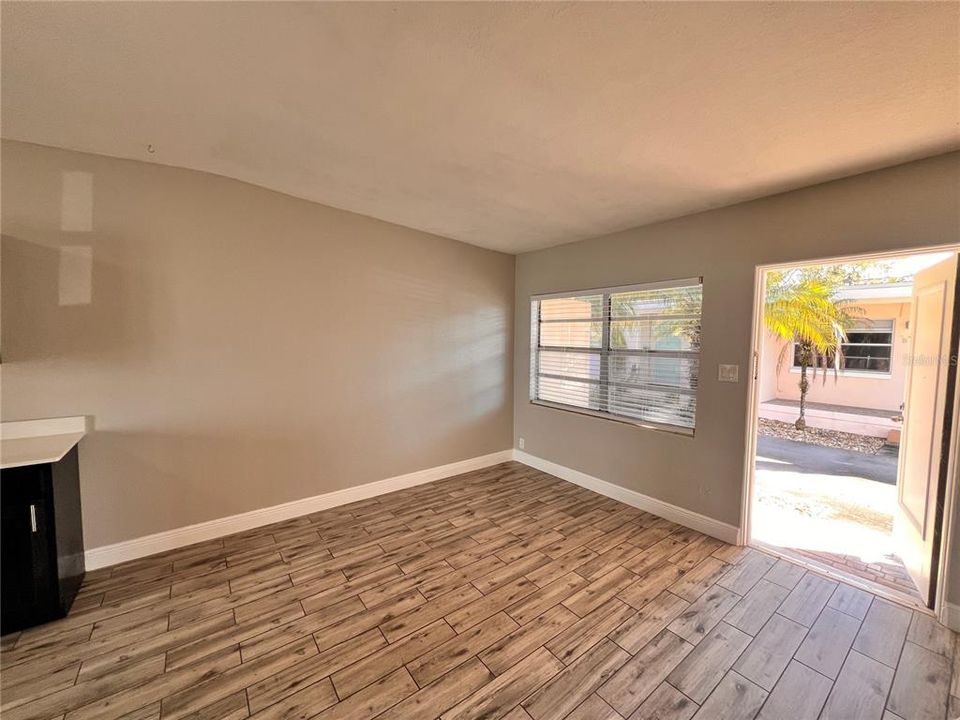 For Rent: $1,399 (2 beds, 1 baths, 660 Square Feet)