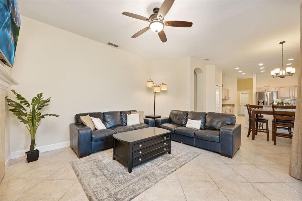 合同活跃: $525,000 (4 贝兹, 3 浴室, 2252 平方英尺)