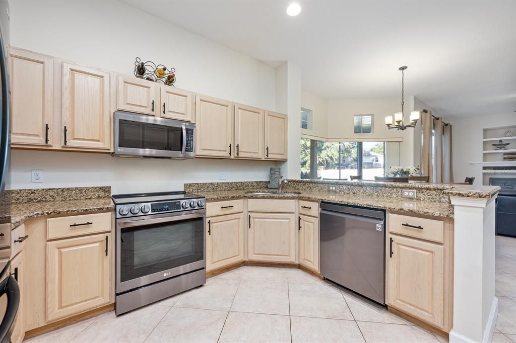 合同活跃: $525,000 (4 贝兹, 3 浴室, 2252 平方英尺)