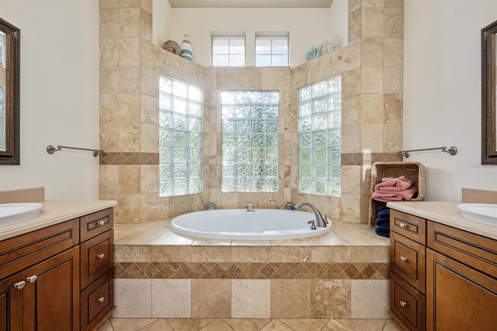 合同活跃: $525,000 (4 贝兹, 3 浴室, 2252 平方英尺)