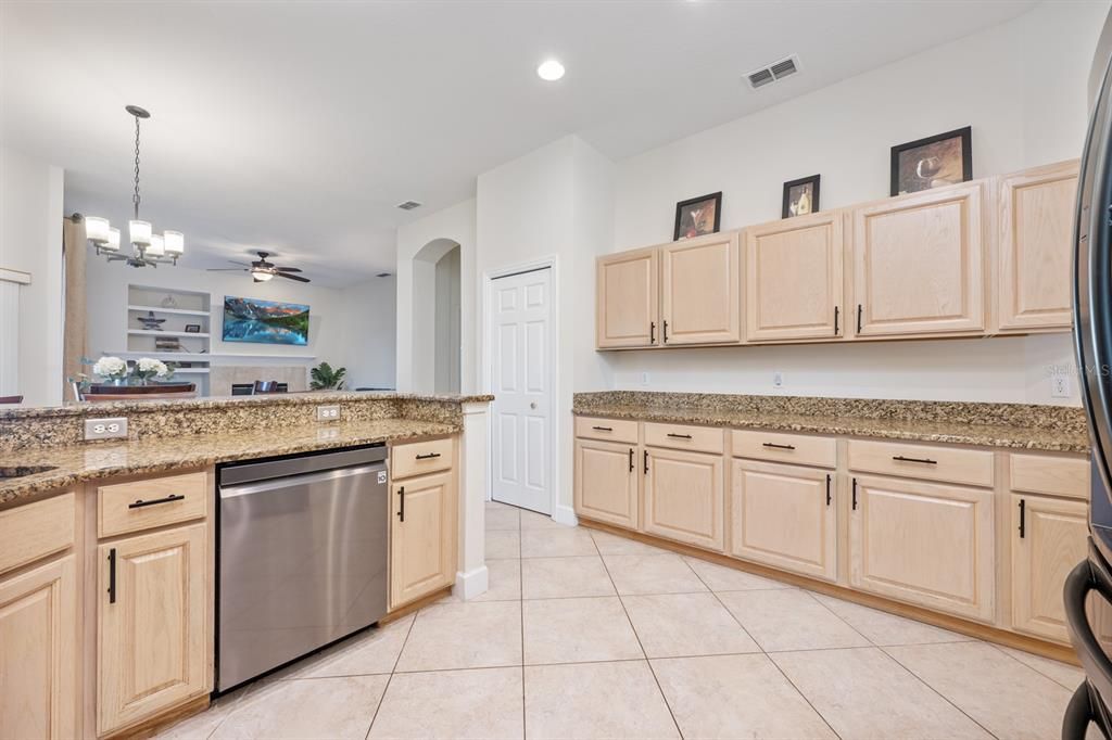 合同活跃: $525,000 (4 贝兹, 3 浴室, 2252 平方英尺)