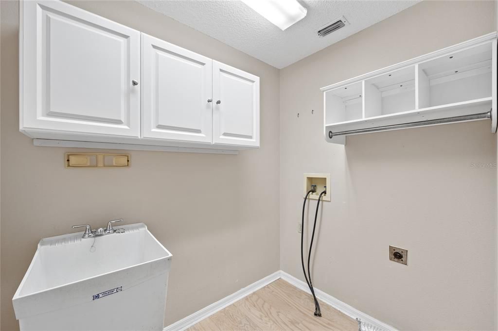 For Sale: $340,000 (3 beds, 2 baths, 1837 Square Feet)