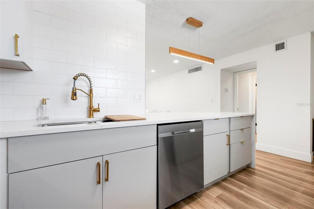 待售: $139,900 (1 贝兹, 1 浴室, 765 平方英尺)