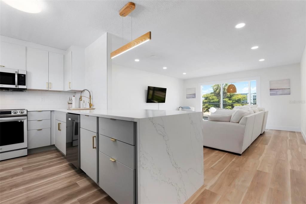 待售: $139,900 (1 贝兹, 1 浴室, 765 平方英尺)