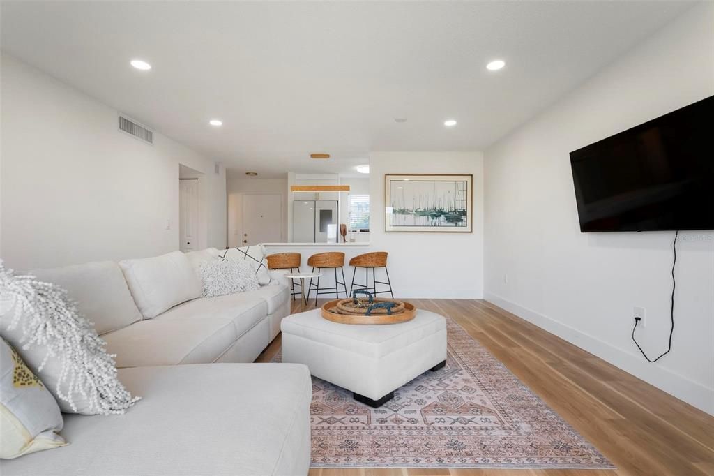 待售: $139,900 (1 贝兹, 1 浴室, 765 平方英尺)