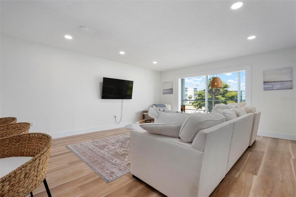 待售: $139,900 (1 贝兹, 1 浴室, 765 平方英尺)