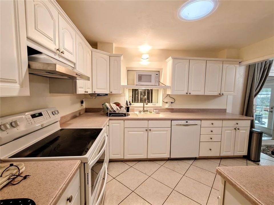 For Rent: $1,400 (1 beds, 1 baths, 1400 Square Feet)