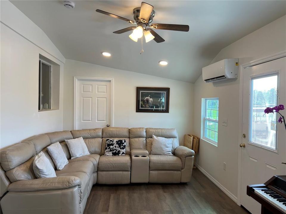 For Sale: $275,000 (3 beds, 2 baths, 1152 Square Feet)