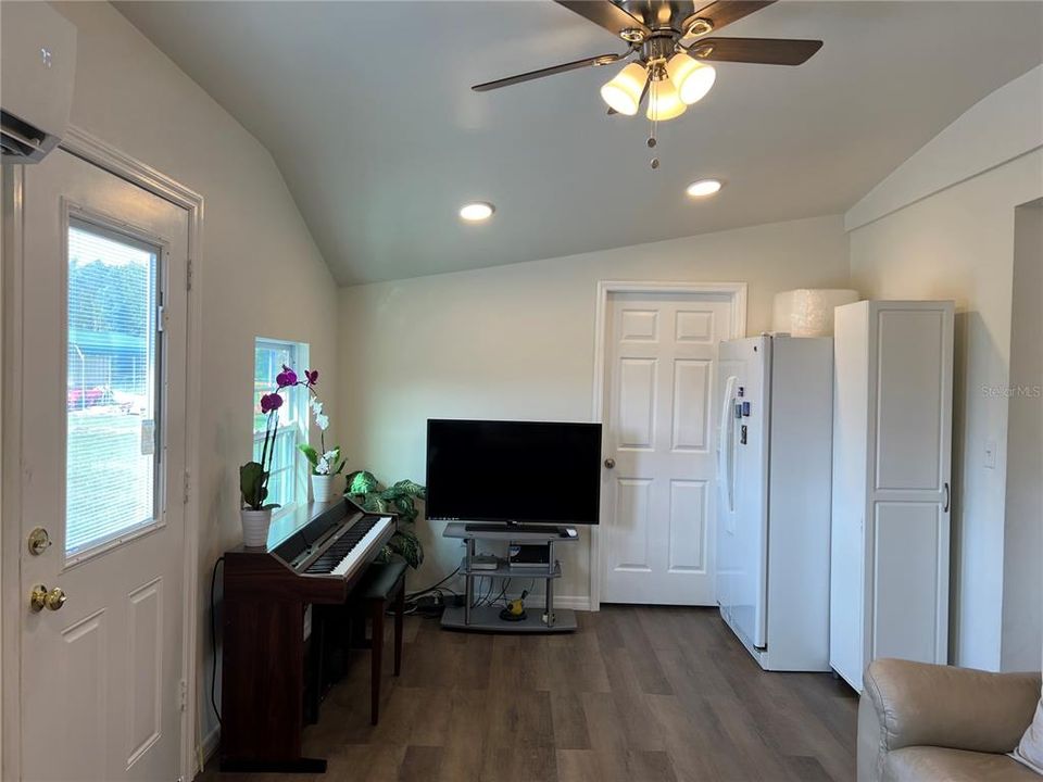 For Sale: $275,000 (3 beds, 2 baths, 1152 Square Feet)