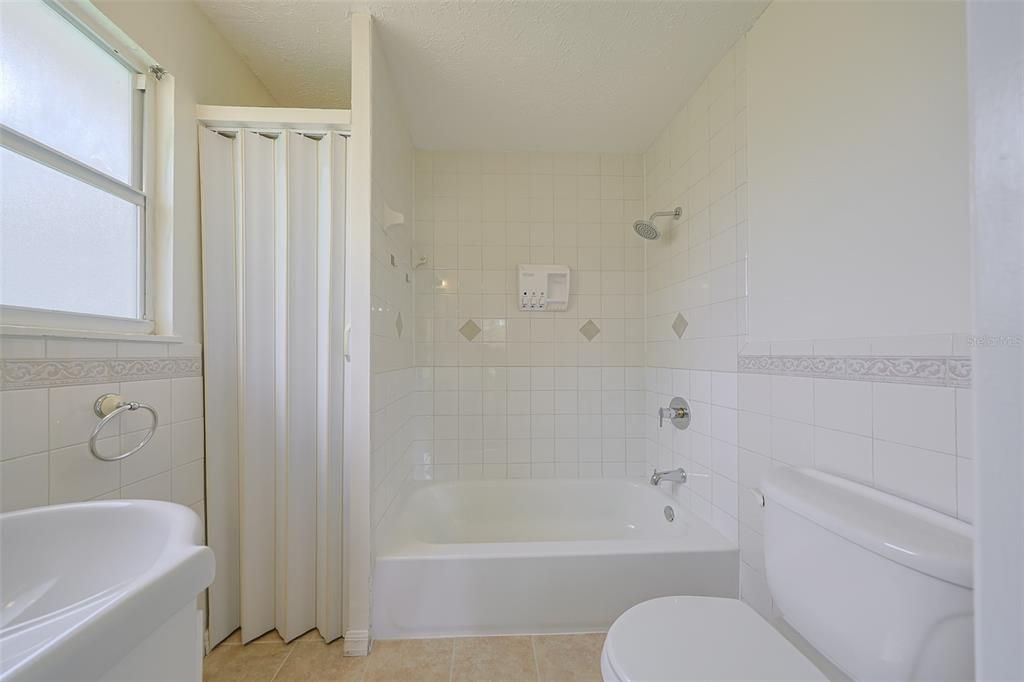 For Rent: $2,350 (3 beds, 2 baths, 1600 Square Feet)