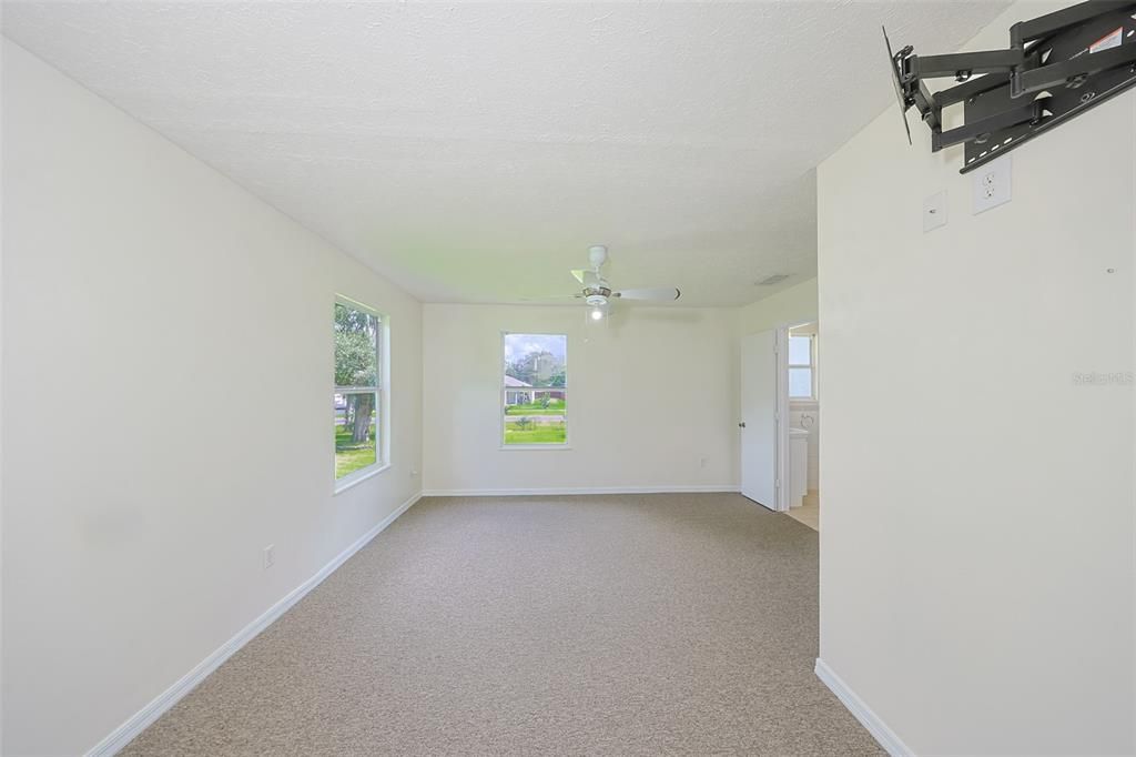 For Rent: $2,350 (3 beds, 2 baths, 1600 Square Feet)