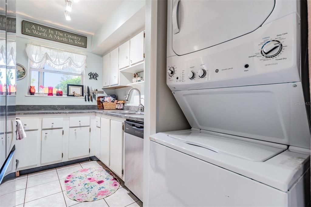 待售: $214,999 (2 贝兹, 2 浴室, 980 平方英尺)