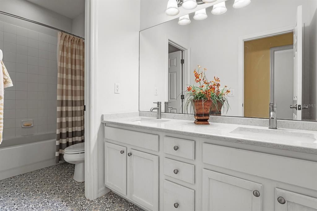 Под контрактом: $414,900 (3 спален, 2 ванн, 1912 Квадратных фут)