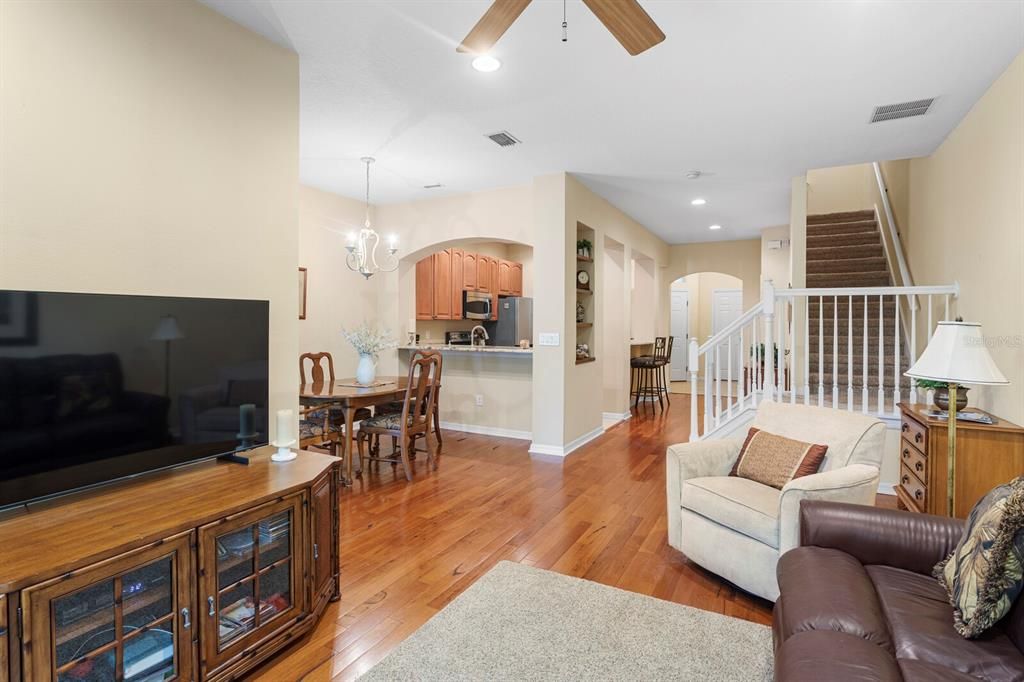 Под контрактом: $414,900 (3 спален, 2 ванн, 1912 Квадратных фут)