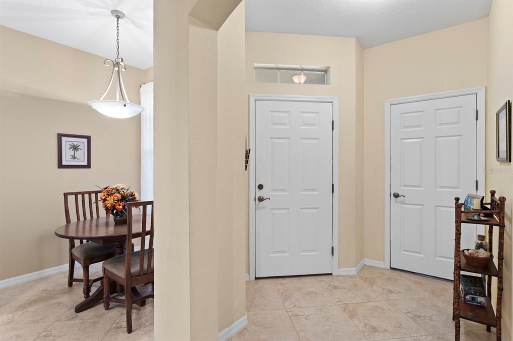 Под контрактом: $414,900 (3 спален, 2 ванн, 1912 Квадратных фут)